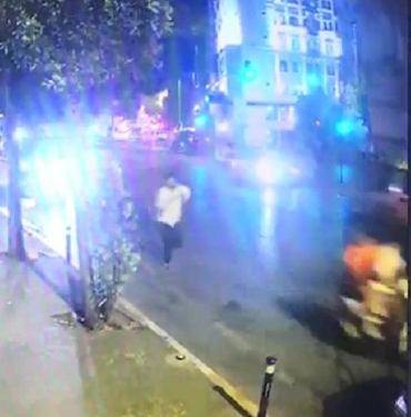 Beyoğlunda motosikletle 11 kişinin cep telefonunu çalan kapkaççı kamerada