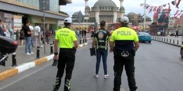 Beyoğlu'nda taksilere 'kısa mesafe ve taksimetre' denetimi 14 Beyoğlunda taksilere kısa mesafe ve taksimetre denetimi