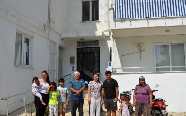 Binanın duvarları çatladı ev sahipleri Ölmek istemiyoruz diye yardım istedi