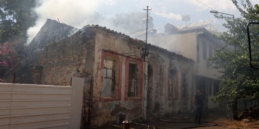 Bir tarihi ev daha yandı, muhtar tepki gösterdi: Artık oturup ağlayacağız 25 Bir tarihi ev daha yandı muhtar tepki gösterdi Artık oturup ağlayacağız