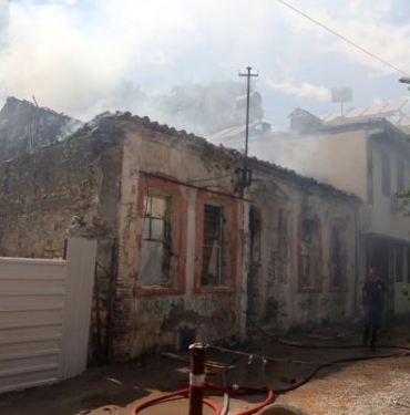 Bir tarihi ev daha yandı, muhtar tepki gösterdi: Artık oturup ağlayacağız 5 Bir tarihi ev daha yandı muhtar tepki gösterdi Artık oturup ağlayacağız