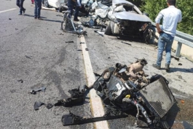 Bitliste otomobil ile minibüs çarpıştı 1i ağır 5 yaralı