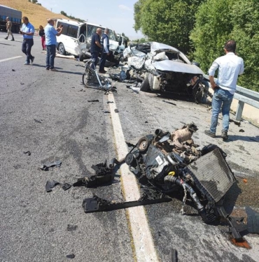 Bitliste otomobil ile minibüs çarpıştı 1i ağır 5 yaralı