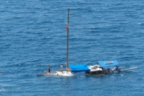 Bodrumda kayalıklara oturan gulet battı 3 kişi kurtarıldı