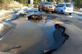 Bodrum'da su isale hattı patladı, cadde suyla doldu 25 Bodrumda su isale hattı patladı cadde suyla doldu