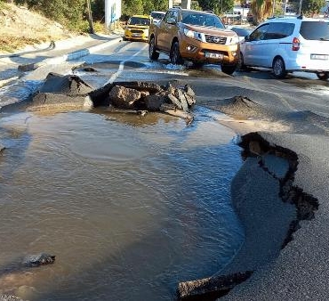 Bodrumda su isale hattı patladı cadde suyla doldu