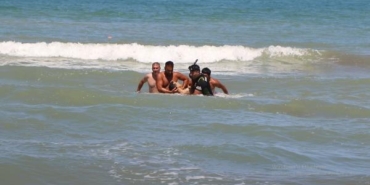 Boğulma tehlikesi geçiren 2 kız kardeş ile kuzenleri hastanede tedaviye alındı 2 Boğulma tehlikesi geçiren 2 kız kardeş ile kuzenleri hastanede tedaviye alındı