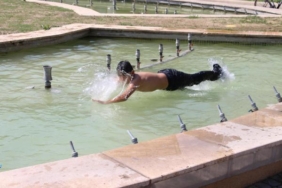 Boluda sıcaklık 37 dereceye çıktı çocuklar süs havuzuna girdi