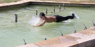 Boluda sıcaklık 37 dereceye çıktı çocuklar süs havuzuna girdi