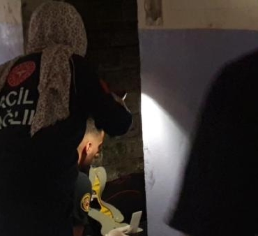 Boşaltılan binada asansör halatını sökerken 8inci kattan boşluğa düştü