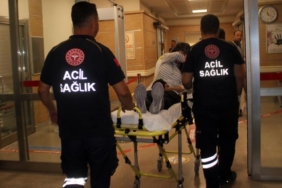 Boşanma aşamasındaki eşini tüfeğin dipçiğiyle yaralayıp rehin aldı