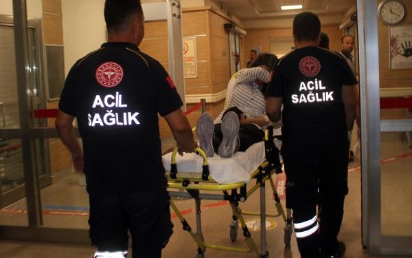 Boşanma aşamasındaki eşini tüfeğin dipçiğiyle yaralayıp rehin aldı