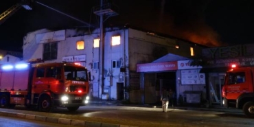 Bursa'da 3 katlı ahşap kapı fabrikasında yangın (2) 39 Bursada 3 katlı ahşap kapı fabrikasında yangın 2