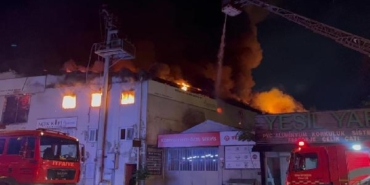 Bursada 3 katlı ahşap kapı fabrikasında yangın