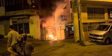 Bursada evin bahçesinde çıkan yangın iş yerine sıçradı 3 kişi dumandan etkilendi