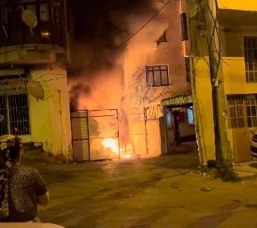 Bursada evin bahçesinde çıkan yangın iş yerine sıçradı 3 kişi dumandan etkilendi