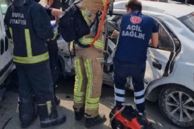 Bursa'da hafif ticari araç ile çarpışan otomobildeki karı- koca öldü, 1 yaralı 40 Bursada hafif ticari araç ile çarpışan otomobildeki karı- koca öldü 1 yaralı