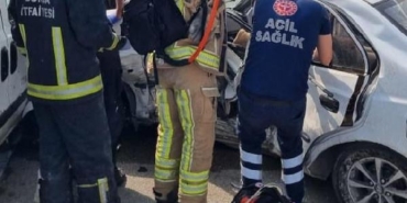 Bursa'da hafif ticari araç ile çarpışan otomobildeki karı- koca öldü, 1 yaralı 2 Bursada hafif ticari araç ile çarpışan otomobildeki karı- koca öldü 1 yaralı