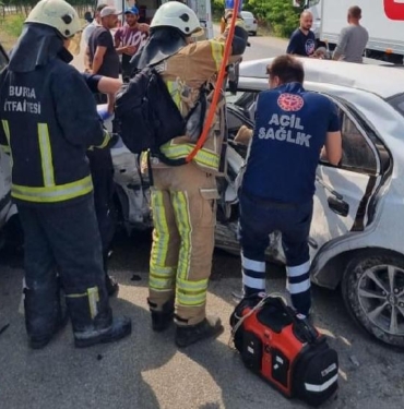 Bursada hafif ticari araç ile çarpışan otomobildeki karı- koca öldü 1 yaralı