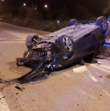 Bursada kum birikintisine çarpan otomobil takla attı Aynı aileden 5 kişi yaralandı