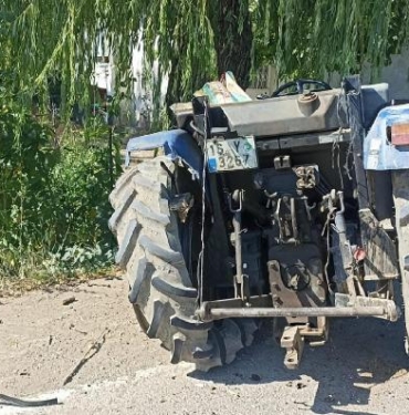 Bursa'da minibüs, traktöre çarptı: 1'i ağır 3 yaralı 2 Bursada minibüs traktöre çarptı 1i ağır 3 yaralı