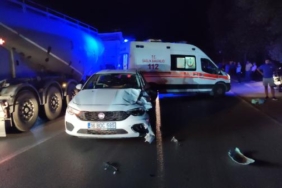 Bursada otomobil ile motosiklet kafa kafaya çarpıştı sürücü aracını bırakıp kaçtı 2 yaralı