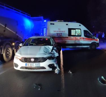 Bursada otomobil ile motosiklet kafa kafaya çarpıştı sürücü aracını bırakıp kaçtı 2 yaralı