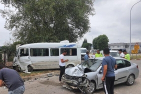 Bursada otomobil ile servis minibüsü çarpıştı 4 yaralı