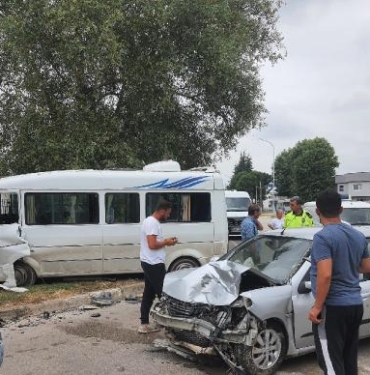 Bursa'da otomobil ile servis minibüsü çarpıştı: 4 yaralı 4 Bursada otomobil ile servis minibüsü çarpıştı 4 yaralı