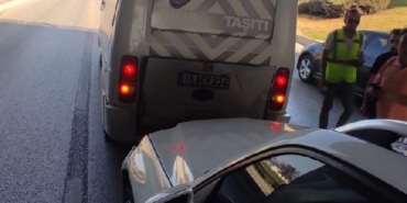 Bursa'da, servis minibüsü ile otomobil çarpıştı: 5 yaralı 19 Bursada servis minibüsü ile otomobil çarpıştı 5 yaralı