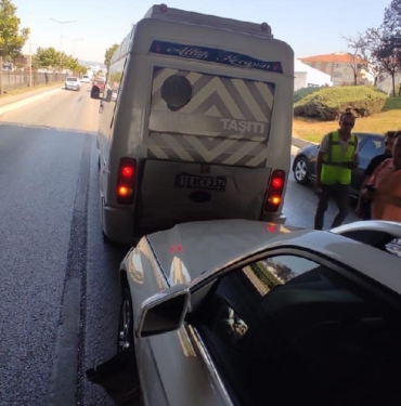 Bursada servis minibüsü ile otomobil çarpıştı 5 yaralı