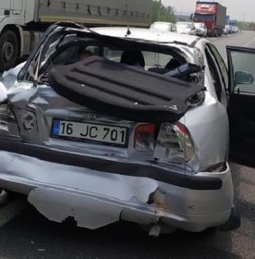 Bursada TIRın çarptığı otomobildeki 5 kişi yaralandı