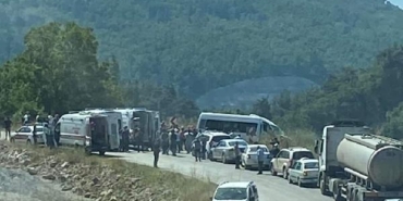 Bursa'da yolcu minibüsü ile kamyon çarpıştı: 1 ölü, 5 yaralı 11 Bursada yolcu minibüsü ile kamyon çarpıştı 1 ölü 5 yaralı