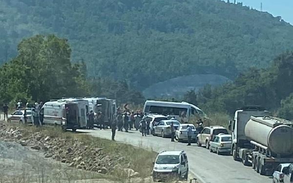 Bursa'da yolcu minibüsü ile kamyon çarpıştı: 1 ölü, 5 yaralı 1 Bursada yolcu minibüsü ile kamyon çarpıştı 1 ölü 5 yaralı