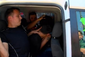 Büyükçekmece Adliyesi önünde polisin dur ihtarına uymayarak kaçan motosikletli iki kişi yakalandı