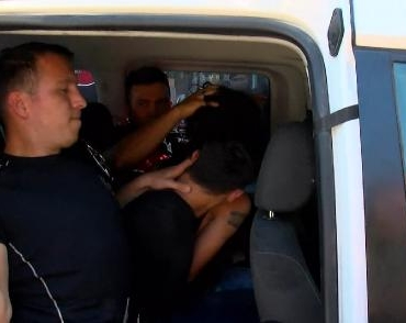 Büyükçekmece Adliyesi önünde polisin dur ihtarına uymayarak kaçan motosikletli iki kişi yakalandı