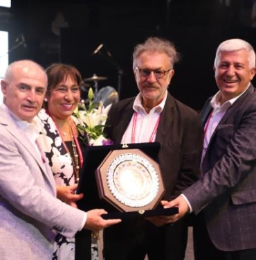 Büyükçekmecede Melek Baykal ve Levent Tamere ödül