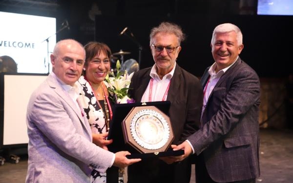 Büyükçekmece’de Melek Baykal ve Levent Tamer’e ödül 1 Büyükçekmecede Melek Baykal ve Levent Tamere ödül