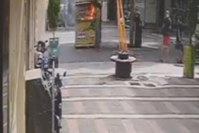 Caddedeki mısır tezgahı alev alev yandı