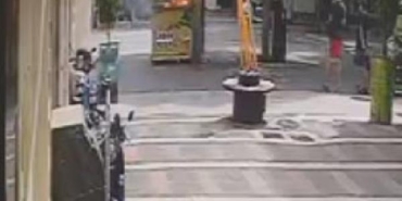 Caddedeki mısır tezgahı alev alev yandı