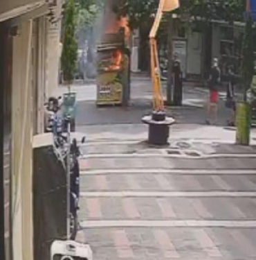 Caddedeki mısır tezgahı alev alev yandı 9 Caddedeki mısır tezgahı alev alev yandı