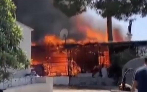 Cami lojmanında çıkan yangında imamın annesi öldü