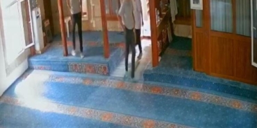 Camiden hırsızlık kamerada