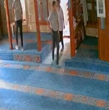 Camiden hırsızlık kamerada