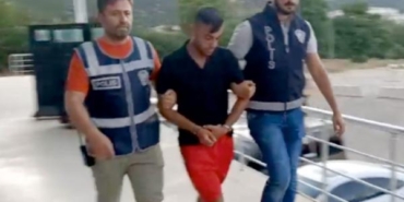 Camilerden hırsızlık şüphelisi cezaevi firarisi, plajda çadır tatili yapmış 40 Camilerden hırsızlık şüphelisi cezaevi firarisi plajda çadır tatili yapmış