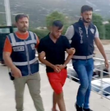 Camilerden hırsızlık şüphelisi cezaevi firarisi, plajda çadır tatili yapmış 10 Camilerden hırsızlık şüphelisi cezaevi firarisi plajda çadır tatili yapmış