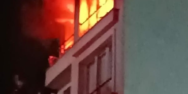 Çanakkale'de apartmanın 5'inci katında patlamanın ardından yangın çıktı 22 Çanakkalede apartmanın 5inci katında patlamanın ardından yangın çıktı