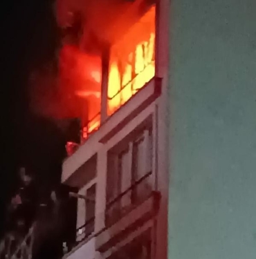 Çanakkalede apartmanın 5inci katında patlamanın ardından yangın çıktı