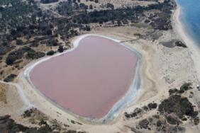 Çanakkale'de 'Kalpli Göl', pembe renge büründü 12 Çanakkalede Kalpli Göl pembe renge büründü