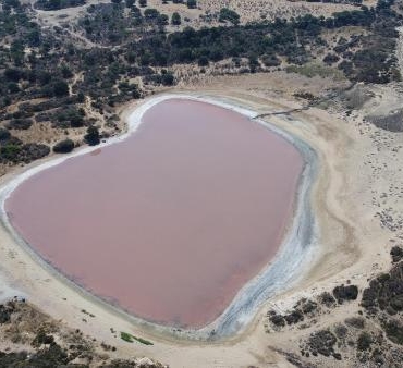Çanakkalede Kalpli Göl pembe renge büründü